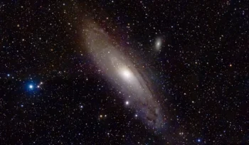 Fisikawan University of Birmingham ciptakan "alam semesta mini" dari atom rubidium untuk membuktikan waktu muncul dari entropi, bukan jam eksternal.