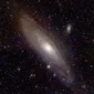 Fisikawan University of Birmingham ciptakan "alam semesta mini" dari atom rubidium untuk membuktikan waktu muncul dari entropi, bukan jam eksternal.