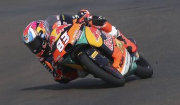 Alvaro Carpe tercepat di FP1 Moto3 Belanda dengan waktu 1:40,869. Veda Ega Pratama finis posisi 20 usai naik-turun klasemen sepanjang sesi.